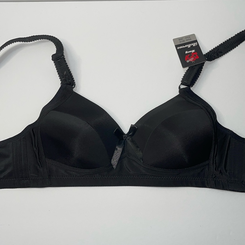 Push Up Light Padded Wireless No Wire 3 Hooks T- shirt Bra. NWT
New Arrival